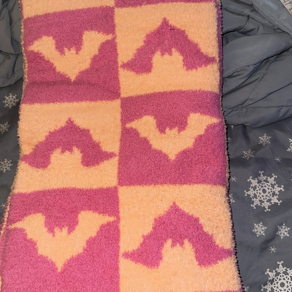 Viral Bat Checkered Oversized Throw Blanket - Picture 2 of 4